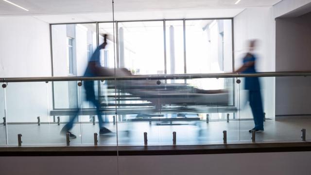 Imagen de archivo de un celador trasladando a un paciente.