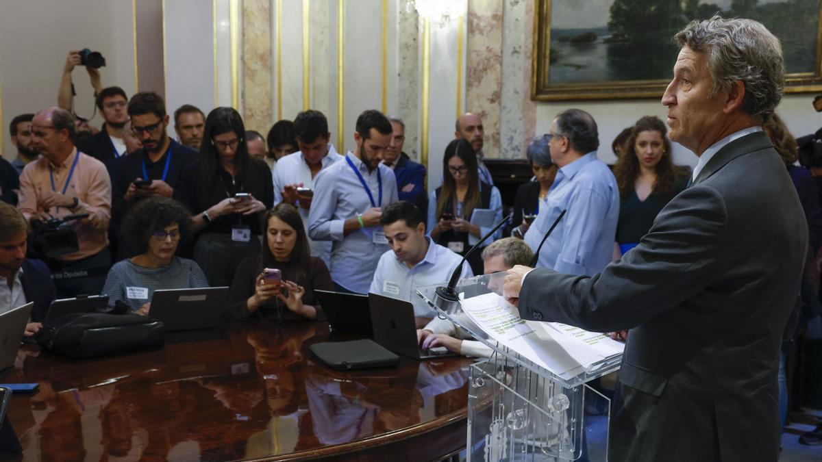 Feijóo interviene ante la prensa desde el Congreso de los Diputados.