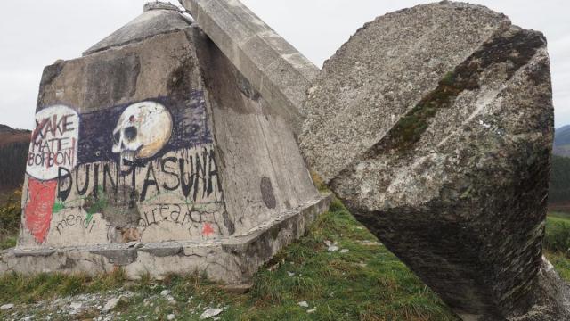 Vista de la cruz derribada la noche del lunes en Morkaiko.