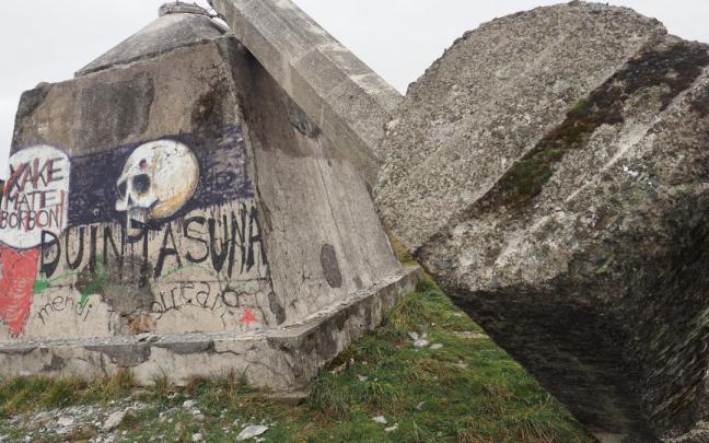 Vista de la cruz derribada la noche del lunes en Morkaiko.