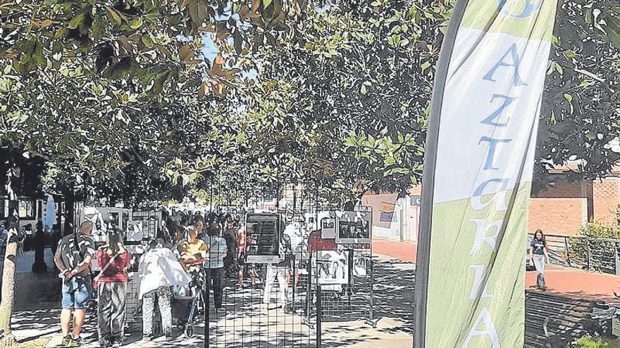 Exposición de fotos antiguas en el Aztarna en el paseo del Guk.