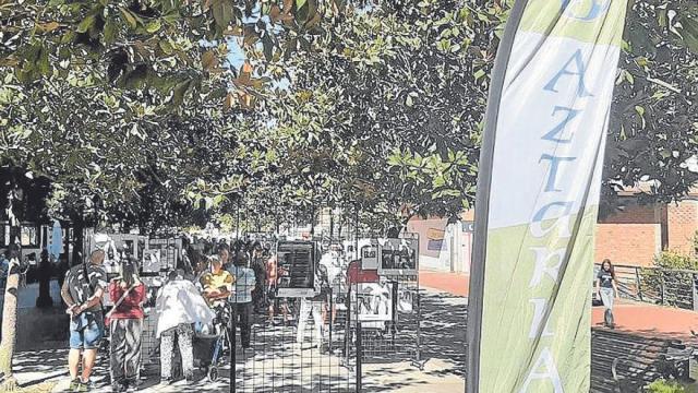 Exposición de fotos antiguas en el Aztarna en el paseo del Guk.