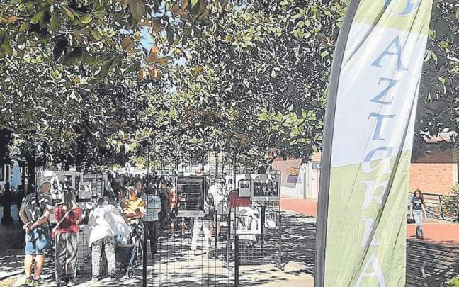 Exposición de fotos antiguas en el Aztarna en el paseo del Guk.