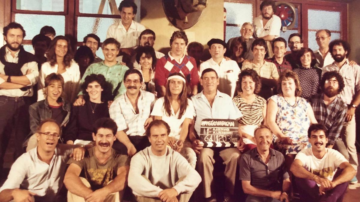 El equipo de la película 'Hamaseigarrenean, aidanez', en el bar Isabel.