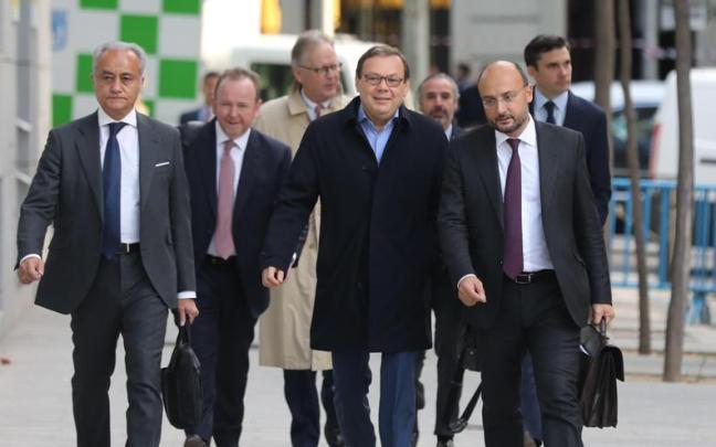 Mikhaíl Fridman (centro), a su llegada a la Audiencia Nacional, en 2019, por su presunta responsabilidad en las maniobras que llevaron a la quiebra a Zed WorldWide.