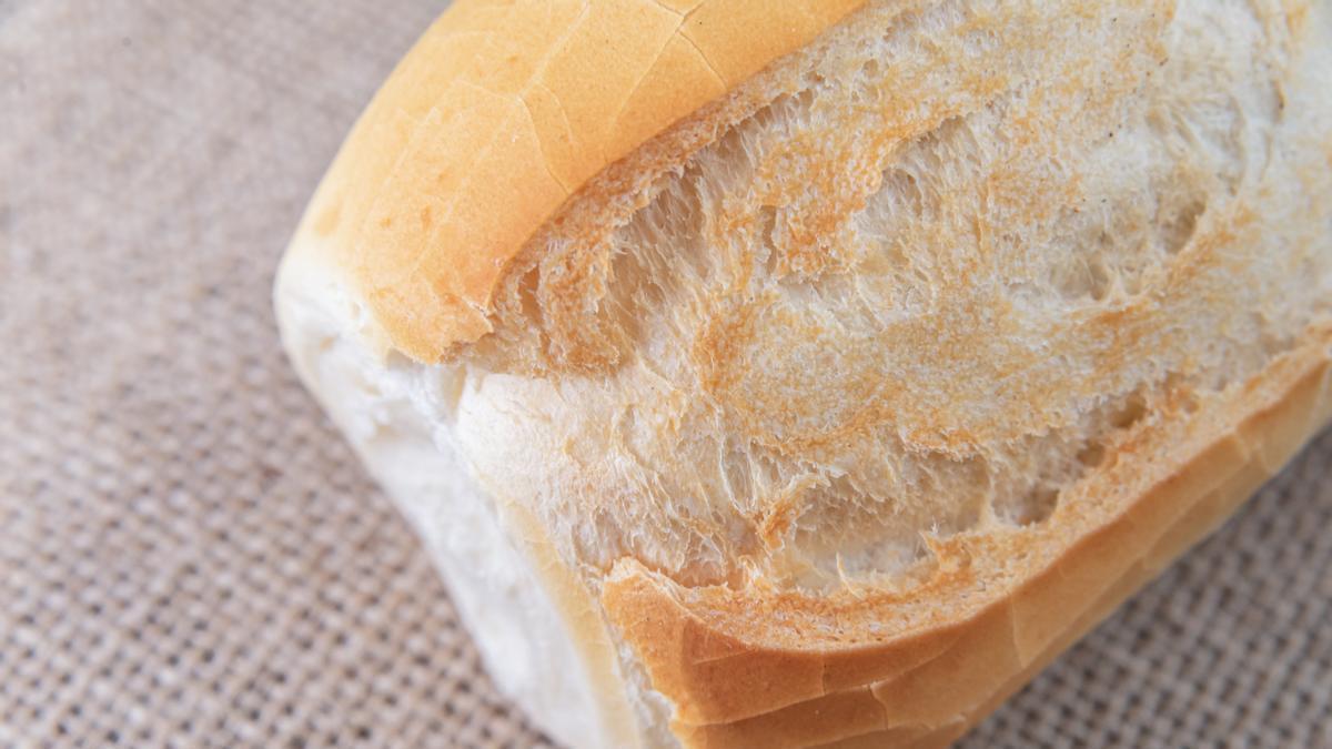 Al tener una textura suave y ser fácil de digerir, el pan blanco se consume con rapidez y en grandes cantidades sin generar una sensación real de saciedad.