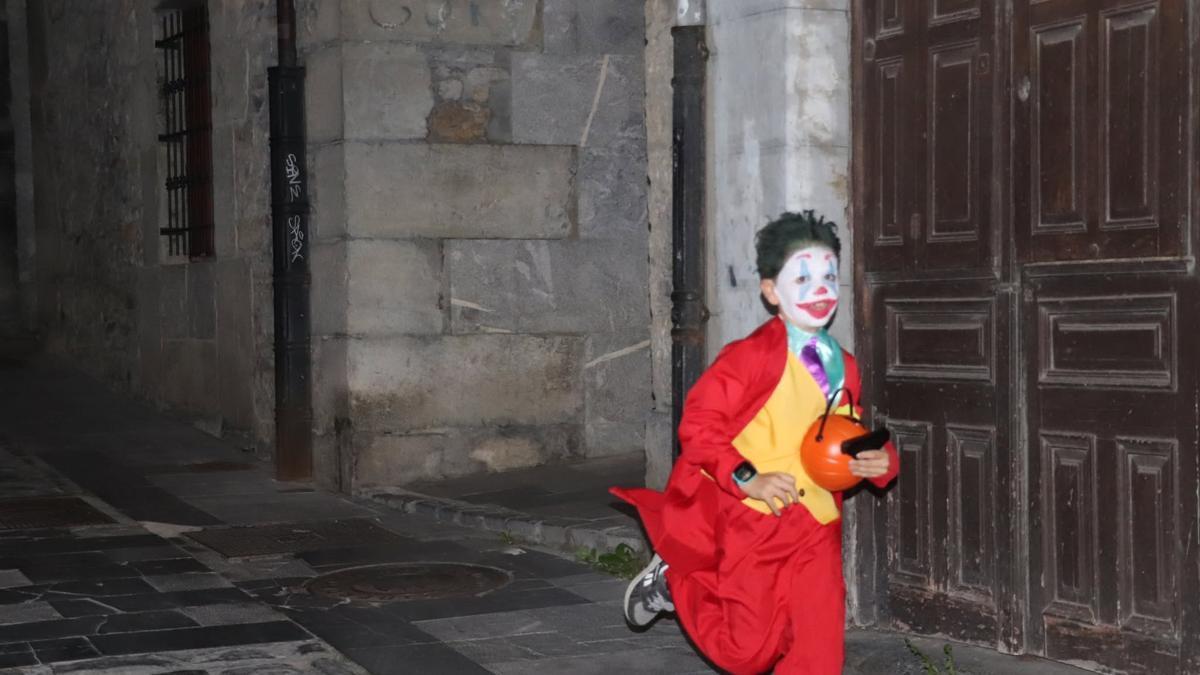 Un niño recorriendo las calles de Orduña con disfraz y su calabaza