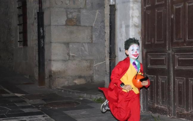 Un niño recorriendo las calles de Orduña con disfraz y su calabaza