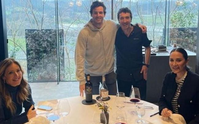 La pareja de prometidos, acompa&ntilde;ados por Carolina Molas, en el restaurante Azurmendi, junto a Eneko Atxa