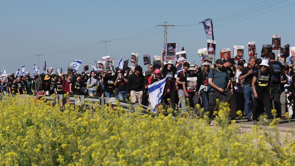 Las familias de los rehenes retenidos por Hamás participan en una marcha de cuatro días hacia Jerusalén.