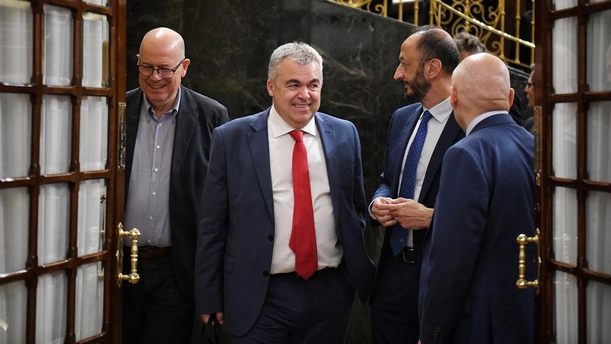 El secretario de organización del PSOE, Santos Cerdán (c), a su salida de un pleno en el Congreso.