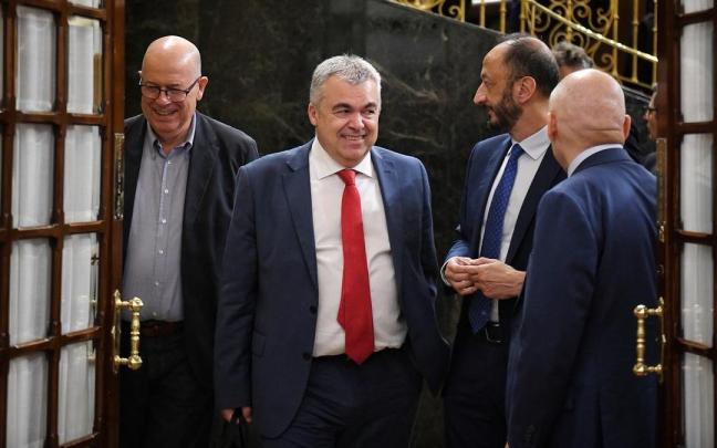 El secretario de organización del PSOE, Santos Cerdán (c), a su salida de un pleno en el Congreso.