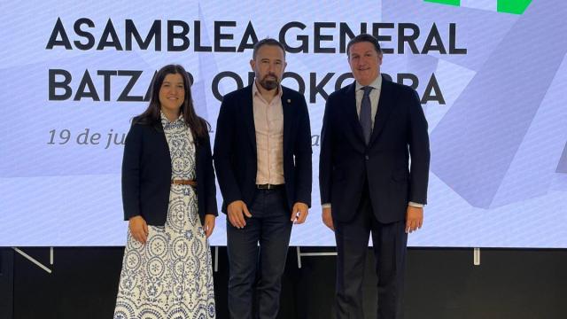 La directora general de Build:INN, Marta Epelde, el consejero Denis Itxaso y el presidente del cluster, Alberto Marín. / NTM La directora general de Build:INN, Marta Epelde, el consejero Denis Itxaso y el presidente del cluster, Alberto Marín.