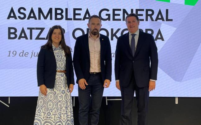 La directora general de Build:INN, Marta Epelde, el consejero Denis Itxaso y el presidente del cluster, Alberto Marín. / NTM La directora general de Build:INN, Marta Epelde, el consejero Denis Itxaso y el presidente del cluster, Alberto Marín.