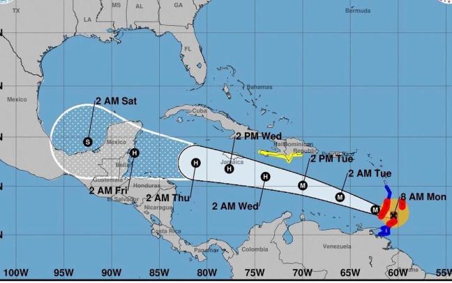 Imagen cedida por el Centro Nacional de Huracanes (NHC) estadounidense donde se muestra el pronóstico de cinco días de la trayectoria del huracán Beryl en la cuenca atlántica.