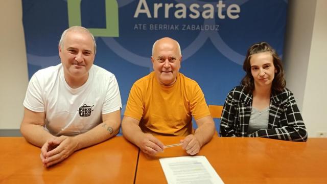 Los ediles Kepa Urteaga y Joseba Ezpeleta, y la concejala Eva Abuin en la presentación de la propuesta del Gobierno para las Ordenanzas Fiscales de 2027.