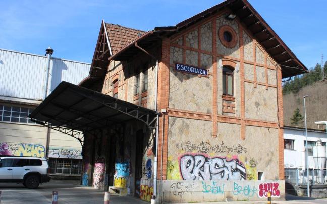 Imagen de la vieja estación del Vasco-Navarro de Eskoriatza.