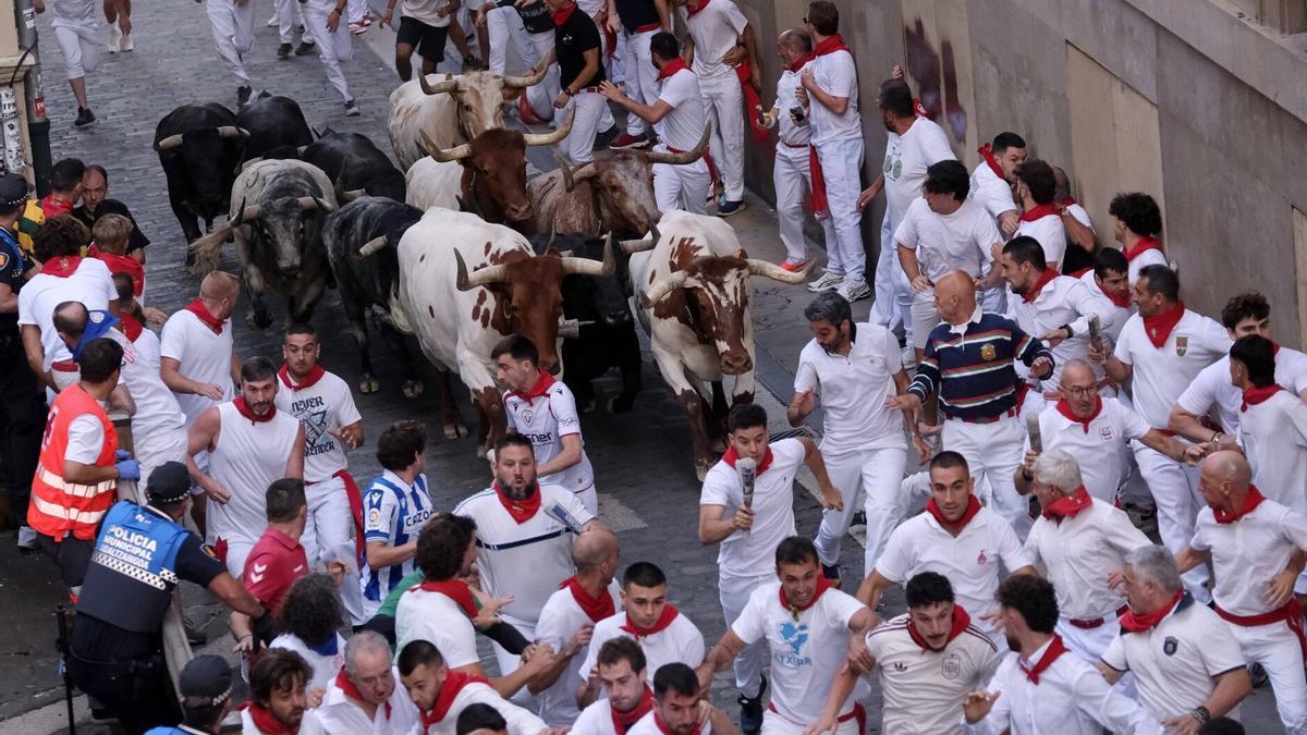 En imágenes: Los rápidos y temidos Cebada Gago, protagonistas del segundo encierro de Sanfermines