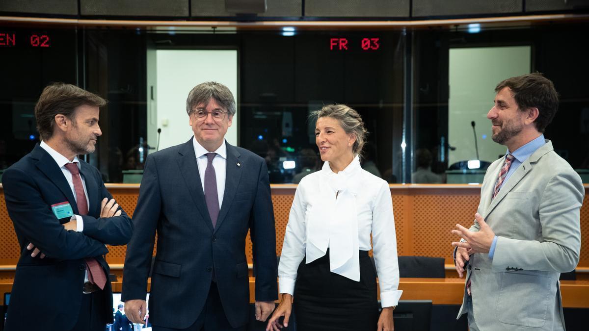 El expresident de la Generalitat, Carles Puigdemont, junto a la vicepresidenta segunda en funciones, Yolanda Díaz, este lunes en Bruselas.