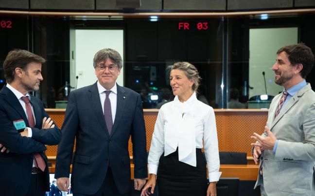 El expresident de la Generalitat, Carles Puigdemont, junto a la vicepresidenta segunda en funciones, Yolanda Díaz, este lunes en Bruselas.