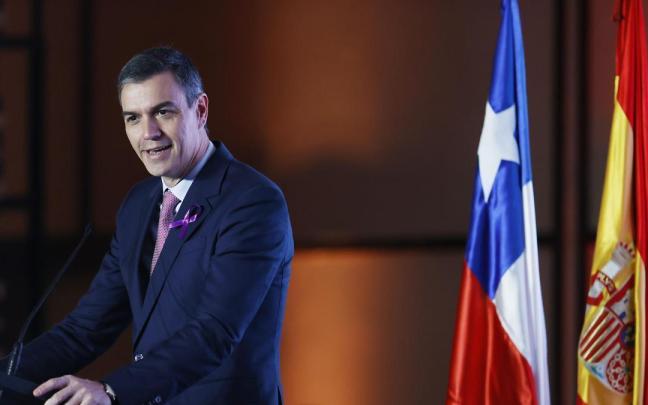 Pedro Sánchez comparece ante los medios desde Chile. / EFE Pedro Sánchez comparece ante los medios desde Chile.