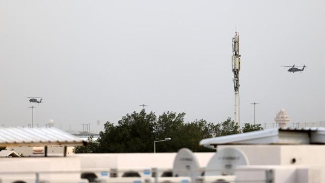 Helicópteros cataríes sobrevuelan Doha.