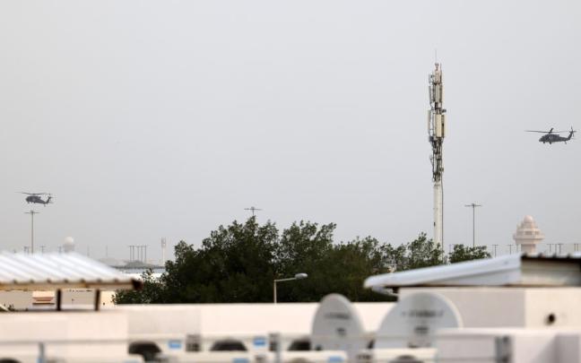 Helicópteros cataríes sobrevuelan Doha.