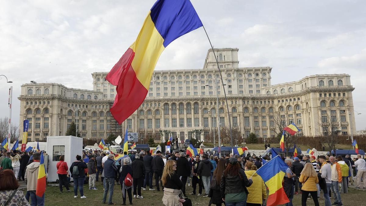 Los partidarios de Georgescu protestan ante el Tribunal Constitucional en Bucarest.