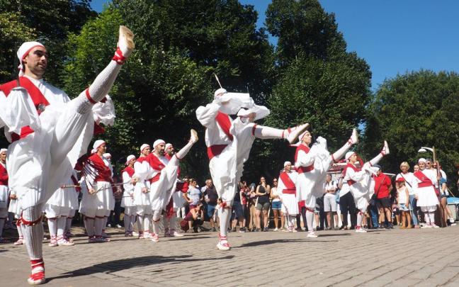 La ezpata-dantza de la Virgen de Arrate volverá a ser uno de los momentos más señalados de la cita festiva de la próxima semana en Eibar.