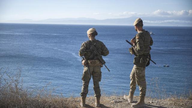 Dos soldados vigilan la frontera en Benzú.