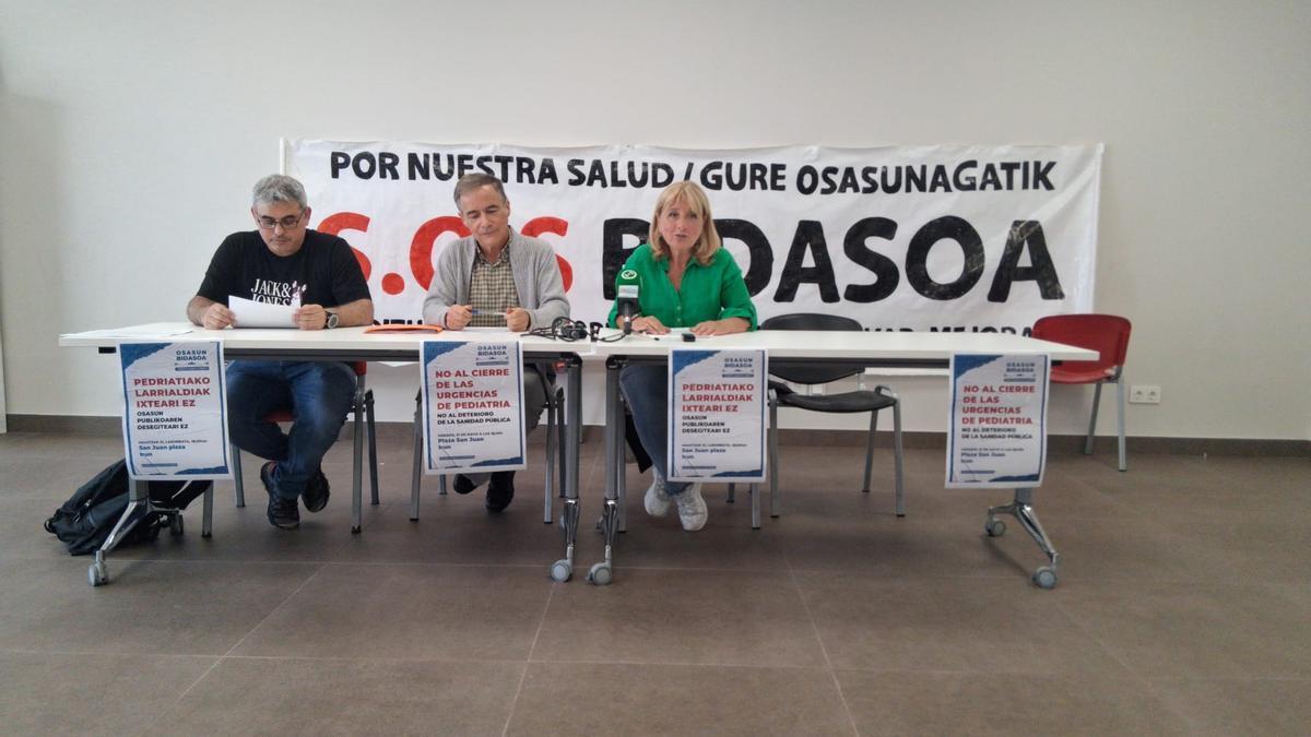 Igor Medrano, Manel Ferrán y Mariaje Alfonso, esta mañana en la rueda de prensa celebrada en la Asociación de Vecinos del Centro de Irun.