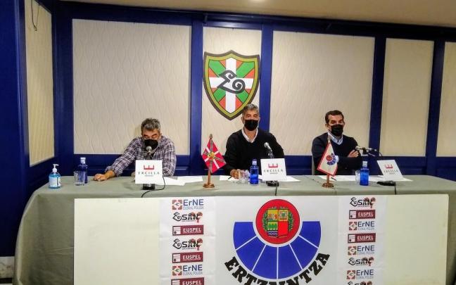 Joseba Saralegi (d) junto a Unai Garabieta (i), de Esan, y Roberto Seijo (c), de Erne.