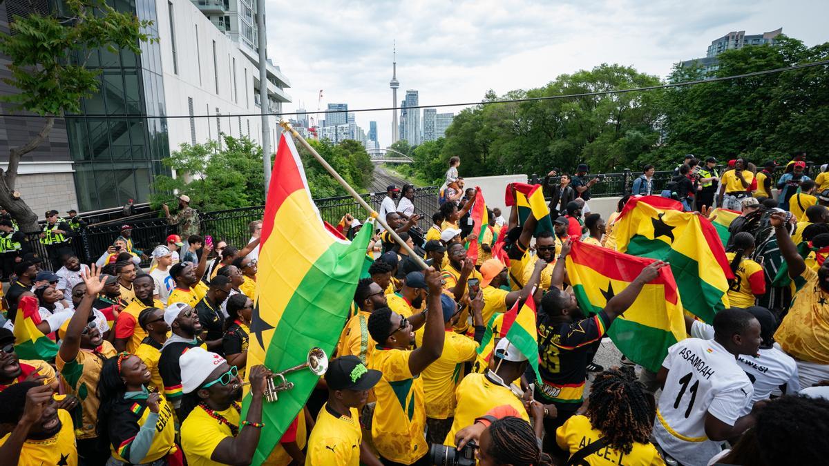 Los aficionados de Ghana celebran la victoria de su selección.