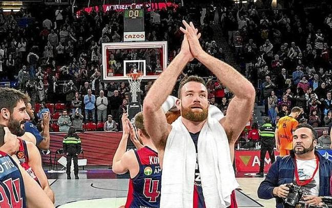 Costello celebra el triunfo ante el Valencia Basket. | FOTO: JORGE MUÑOZ Costello celebra el triunfo ante el Valencia Basket. | FOTO: JORGE MUÑOZ
