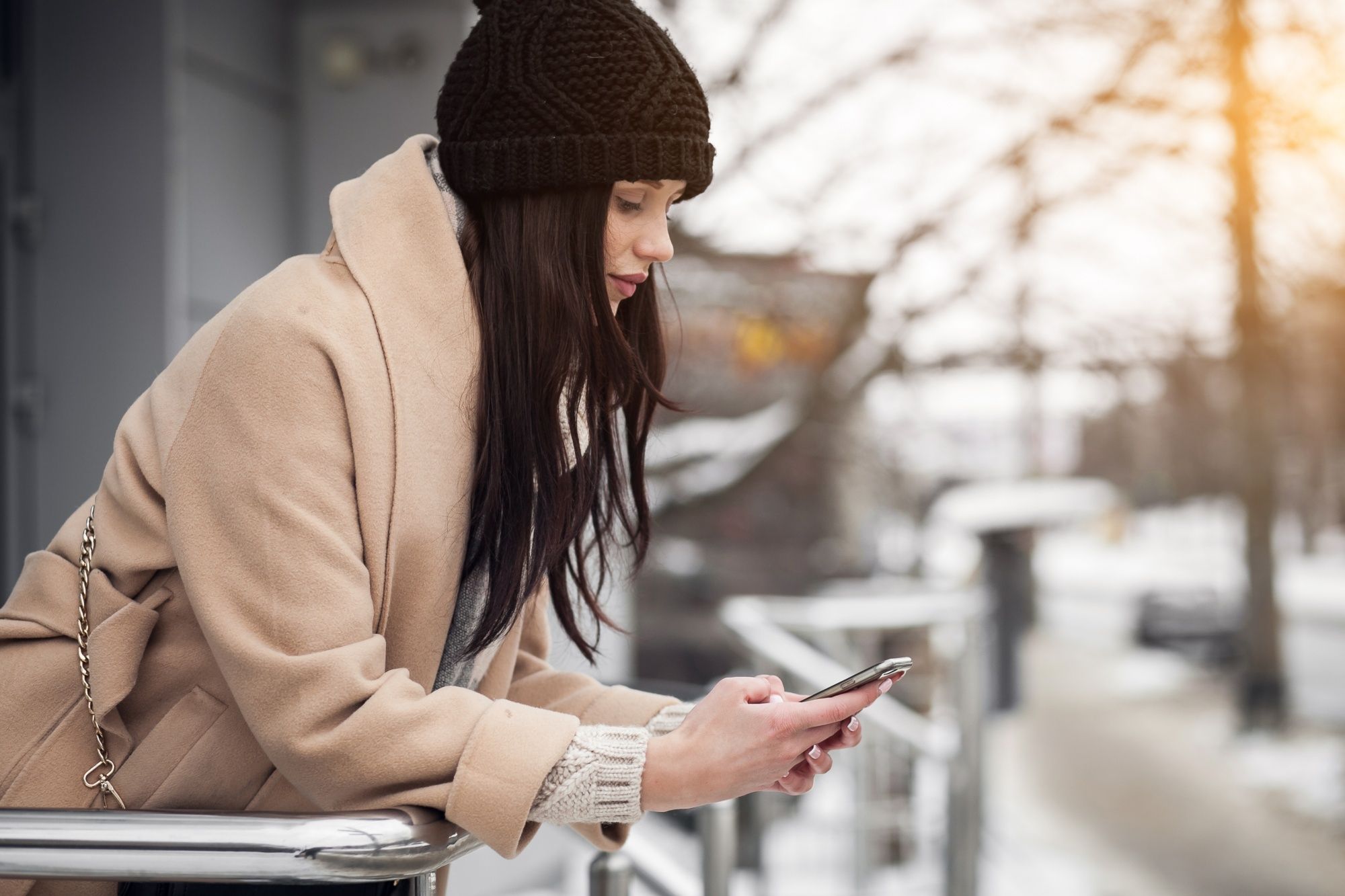 Una mujer chatea con su teléfono móvil.