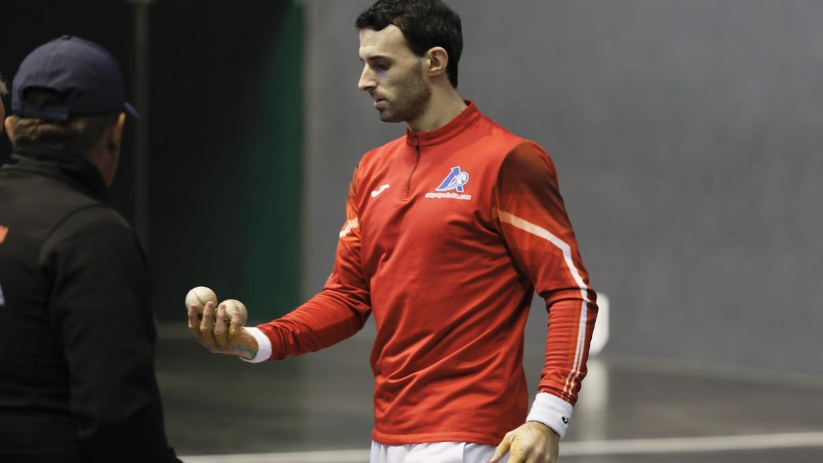 Jokin Altuna y Peio Etxeberria eligen material en el Atano III de Donostia para la semifinal del Cuatro y Medio.