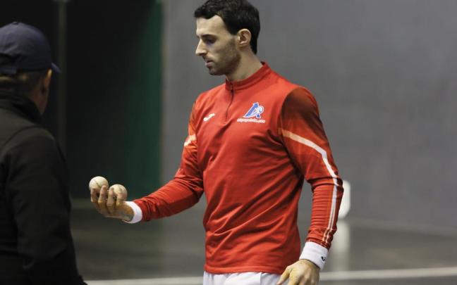 Jokin Altuna y Peio Etxeberria eligen material en el Atano III de Donostia para la semifinal del Cuatro y Medio.