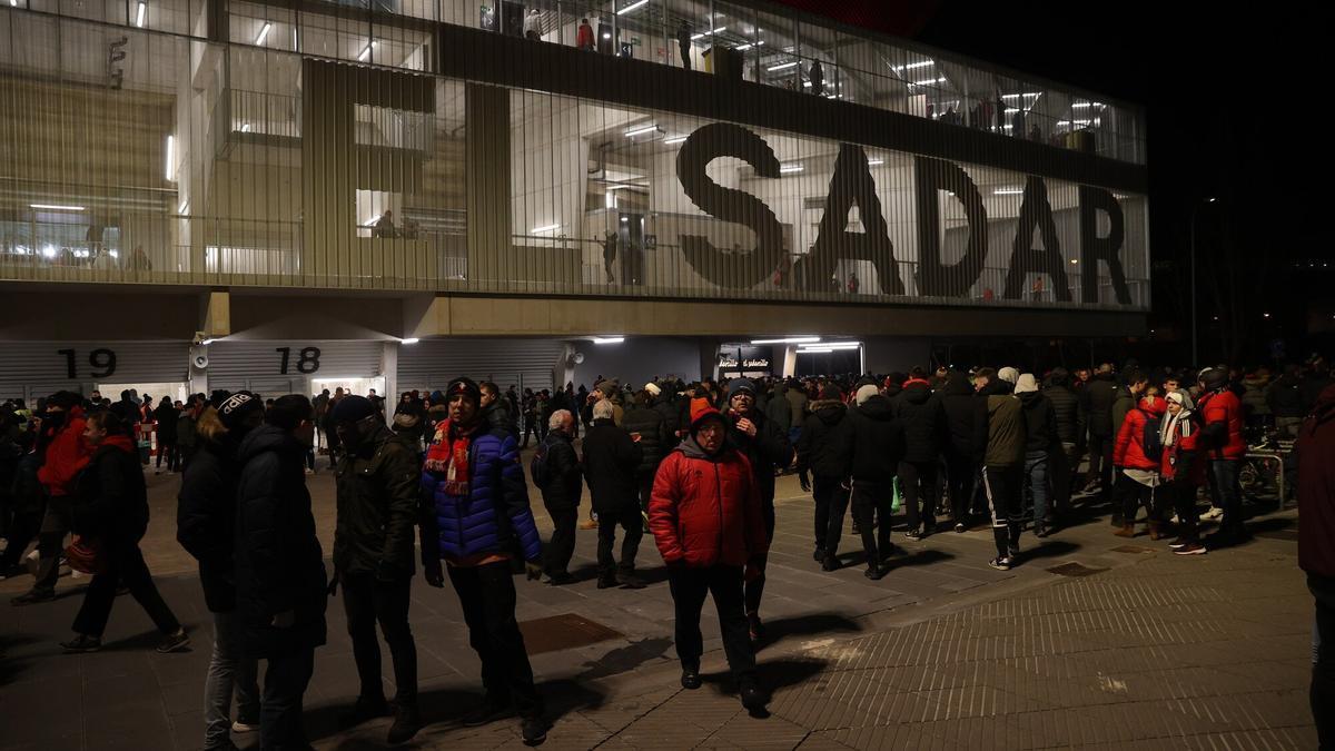 Aficionados en los aledaños de El Sadar.