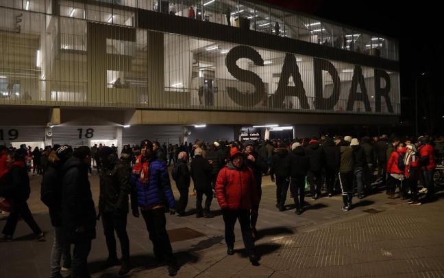 Aficionados en los aleda&ntilde;os de El Sadar.