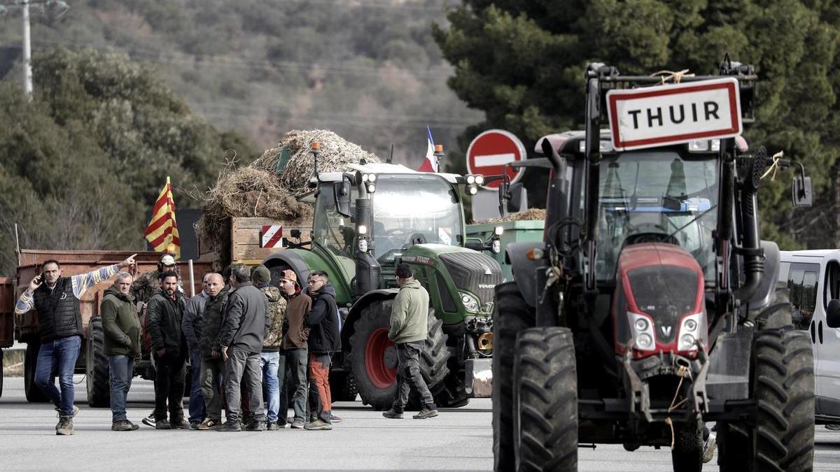 Agricultores franceses bloquean una autopista en el sur de Francia.