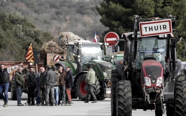 Agricultores franceses bloquean una autopista en el sur de Francia.