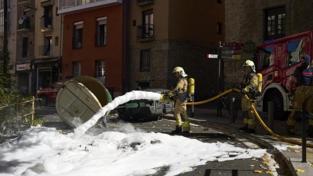 Bomberos limpian las calles tras los disturbios registrados cuando varias personas han tratado de impedir la celebración de un acto de Falange Española con el lanzamiento de todo tipo de objetos, este domingo.