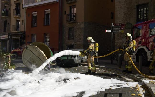 Bomberos limpian las calles tras los disturbios registrados cuando varias personas han tratado de impedir la celebración de un acto de Falange Española con el lanzamiento de todo tipo de objetos, este domingo.
