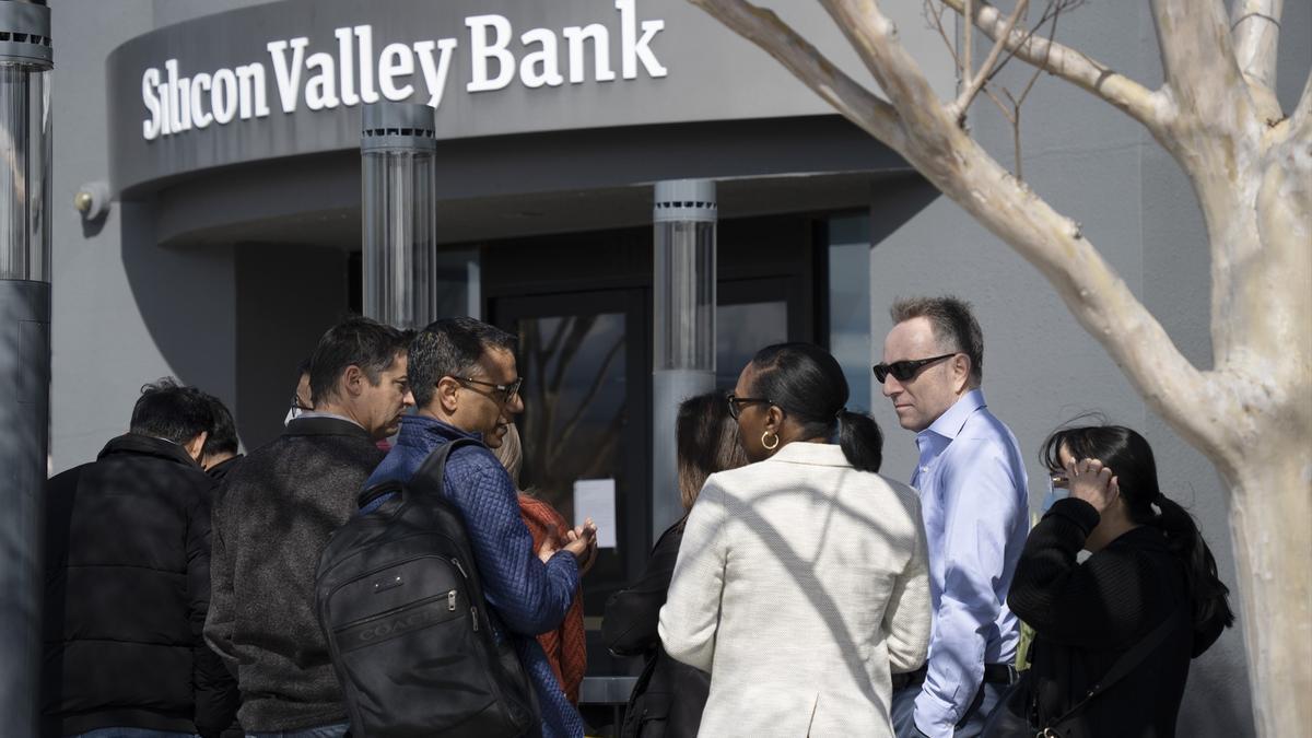 Un grupo de personas frente a la sede de Silicon Valley Bank.