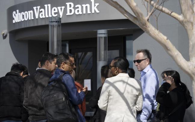 Un grupo de personas frente a la sede de Silicon Valley Bank.