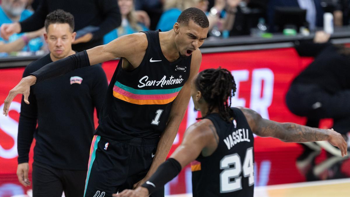 Victor Wembanyama celebra junto a Devin Vassell.