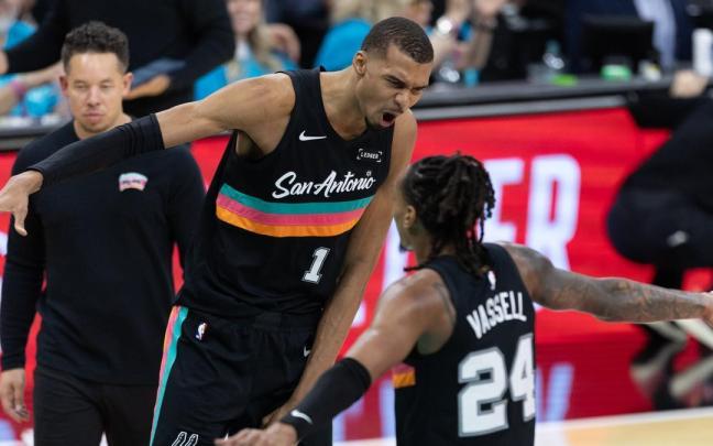 Victor Wembanyama celebra junto a Devin Vassell.