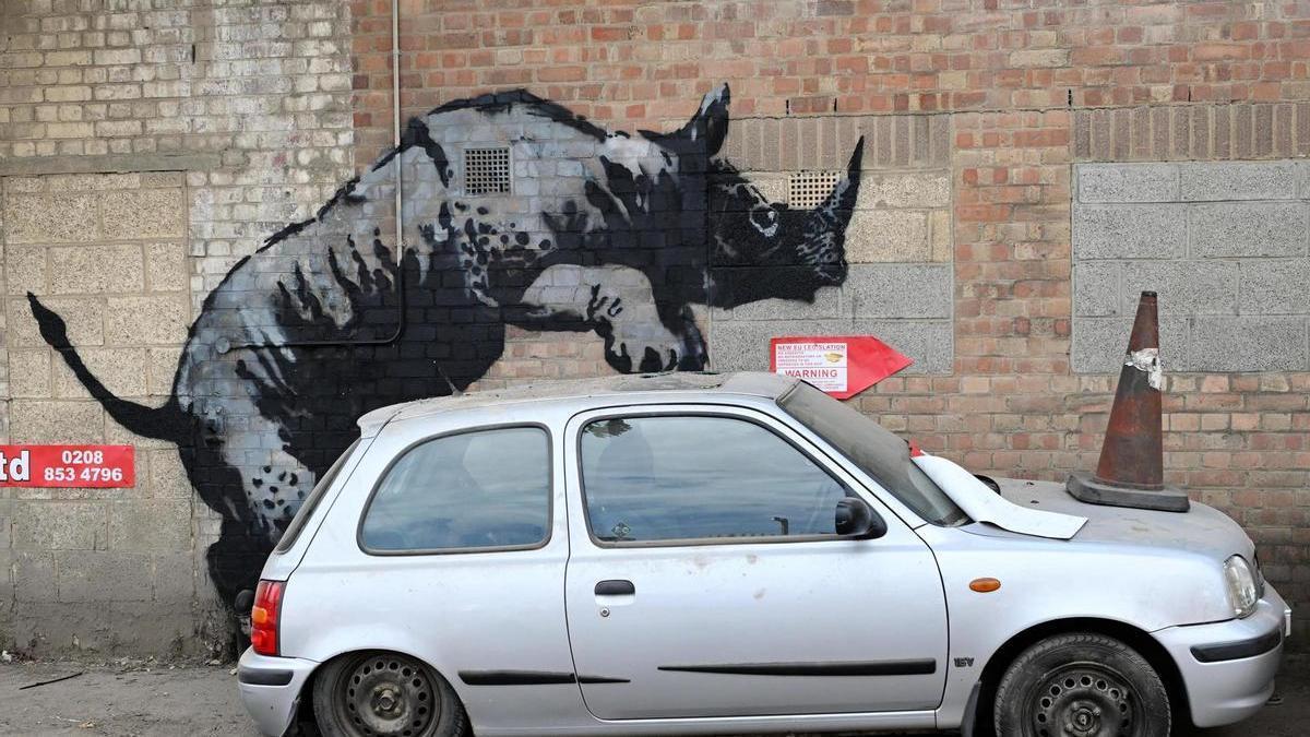 Un rinoceronte, el noveno grafiti animal de Banksy en Londres.