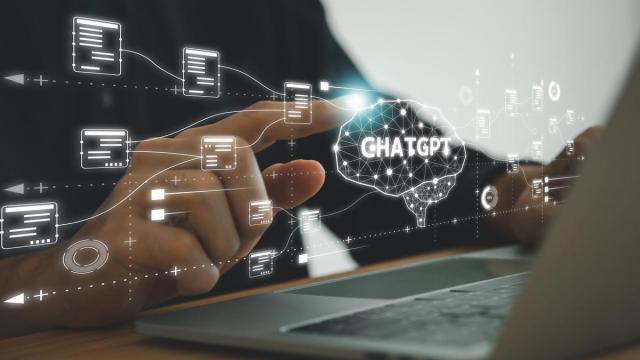 Holograma de ChatGPT proyectado frente a un ordenador.