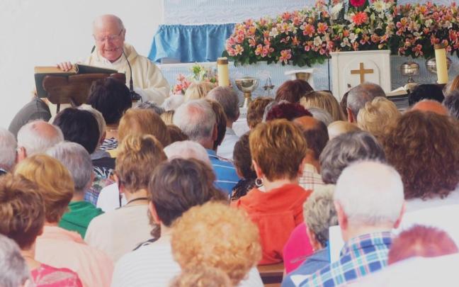 Félix Azurmendi desempeña desde hace 13 años la labor de párroco en Azkoitia.